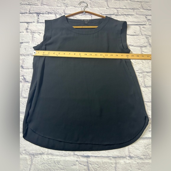 J. Crew Black Sleeveless Blouse. Round Neckline. Size Small. - Picture 5 of 7